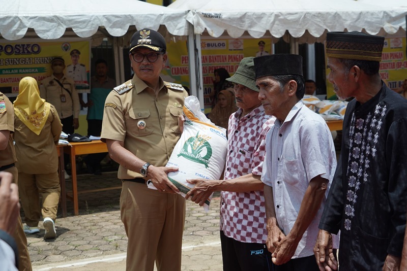 Bupati Solok Selatan H. Khairunas dalam Penyerahan Bantuan Pangan Cadangan Beras Pemerintah (BP-CBP) di Kantor Camat Sangir Balai Janggo